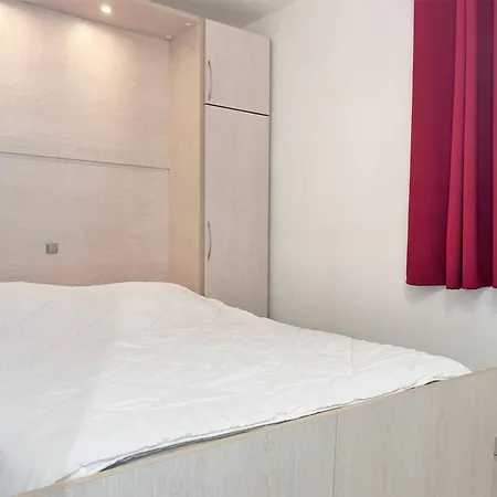 Climatisé Avec Piscine, Terrasse Et Parking - 6 Couchages, Près De La - Fr-1-251-451 * Le Lavandou