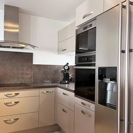 Climatisé Avec Piscine, Terrasse Et Parking - 6 Couchages, Près De La - Fr-1-251-451 * Le Lavandou