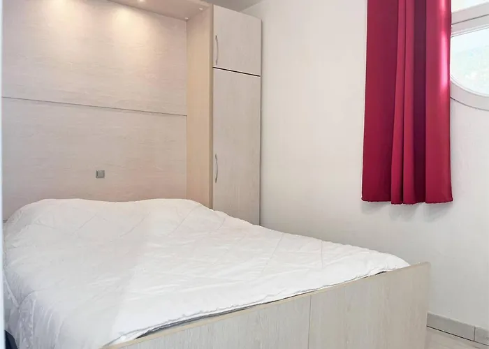 Climatise Avec Piscine, Terrasse Et Parking - 6 Couchages, Pres De La - Fr-1-251-451 * Le Lavandou